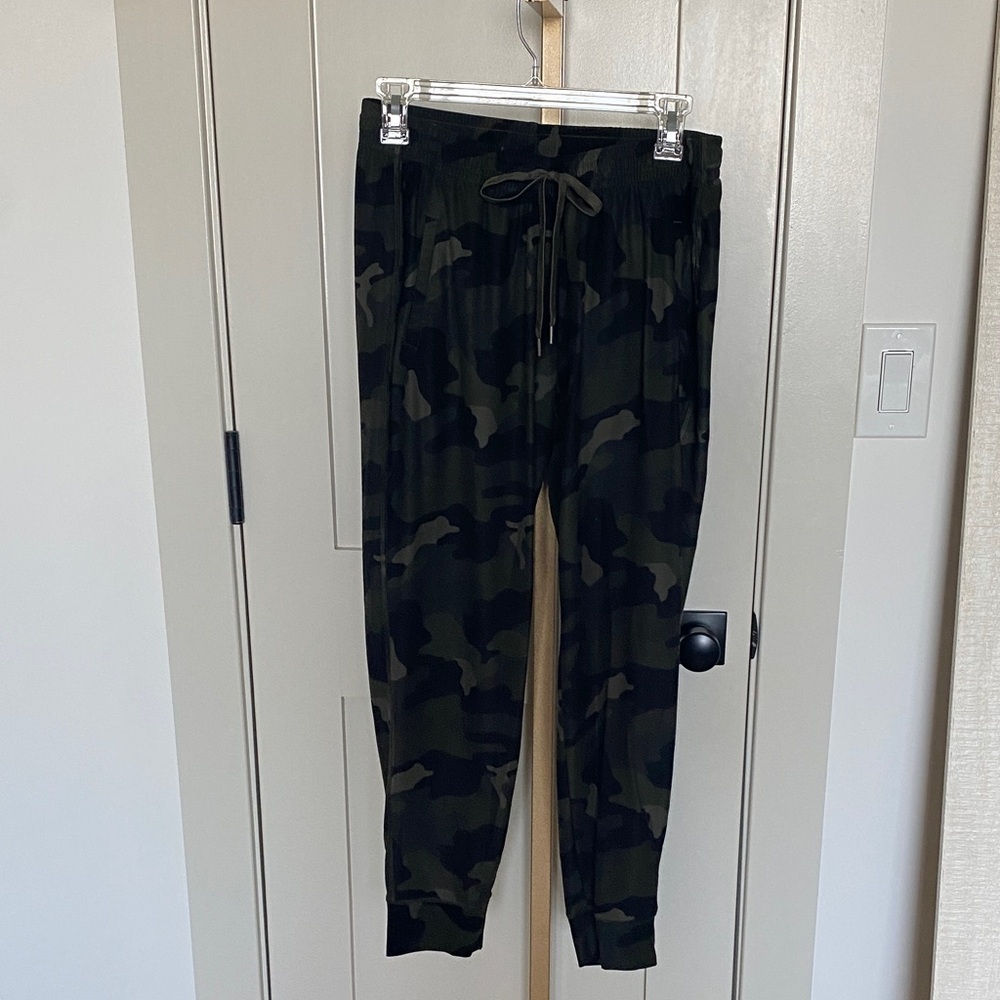 Women’s Old Navy Active Camouflage Joggers